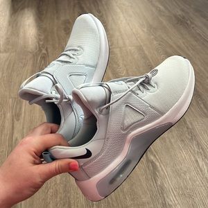 Woman’s 8.5 Air Max Bella TR 5